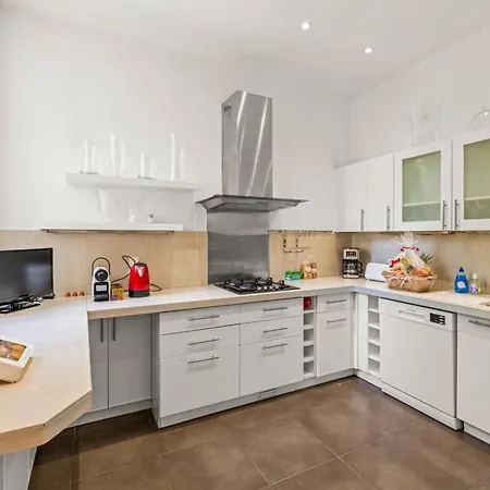 Ref 1821 - Near Center - For Rent *