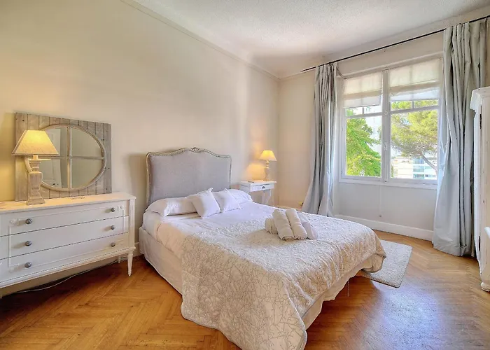Ref 1821 - Near Center - For Rent *
