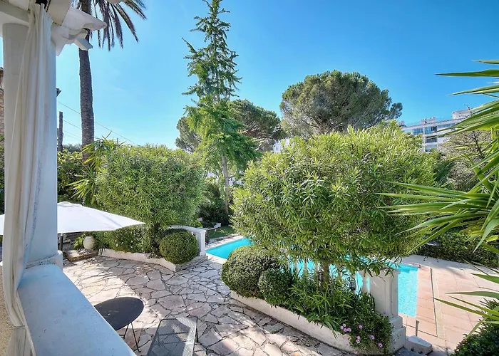 Villa Ref 1821 - Near Center - For Rent Cannes